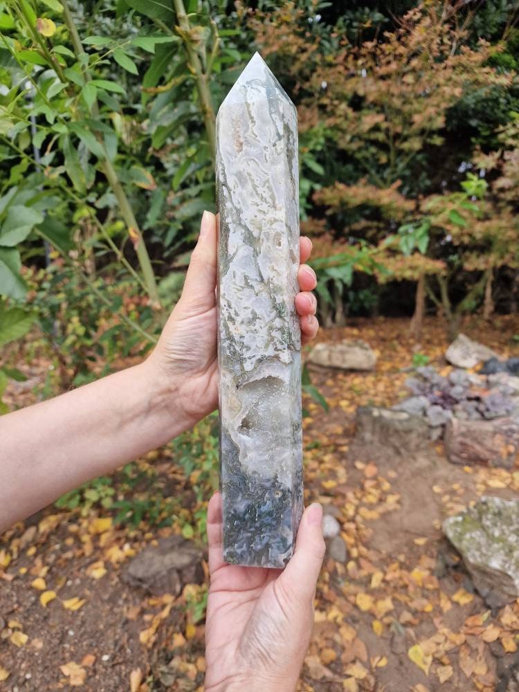 Beautiful XXL moss agate tower 1430g 33cm