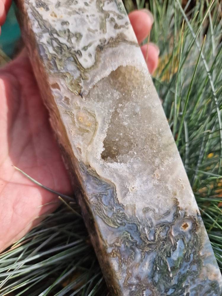 Beautiful XXL moss agate tower 1430g 33cm