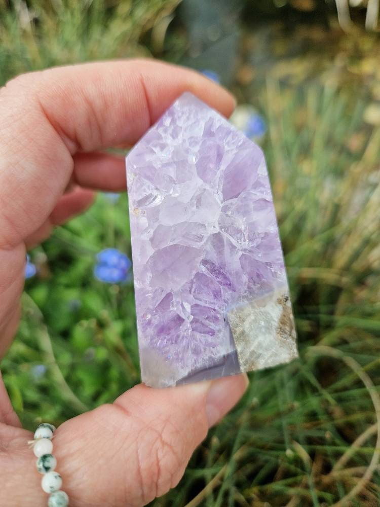 Beautiful agate with amethyst tower