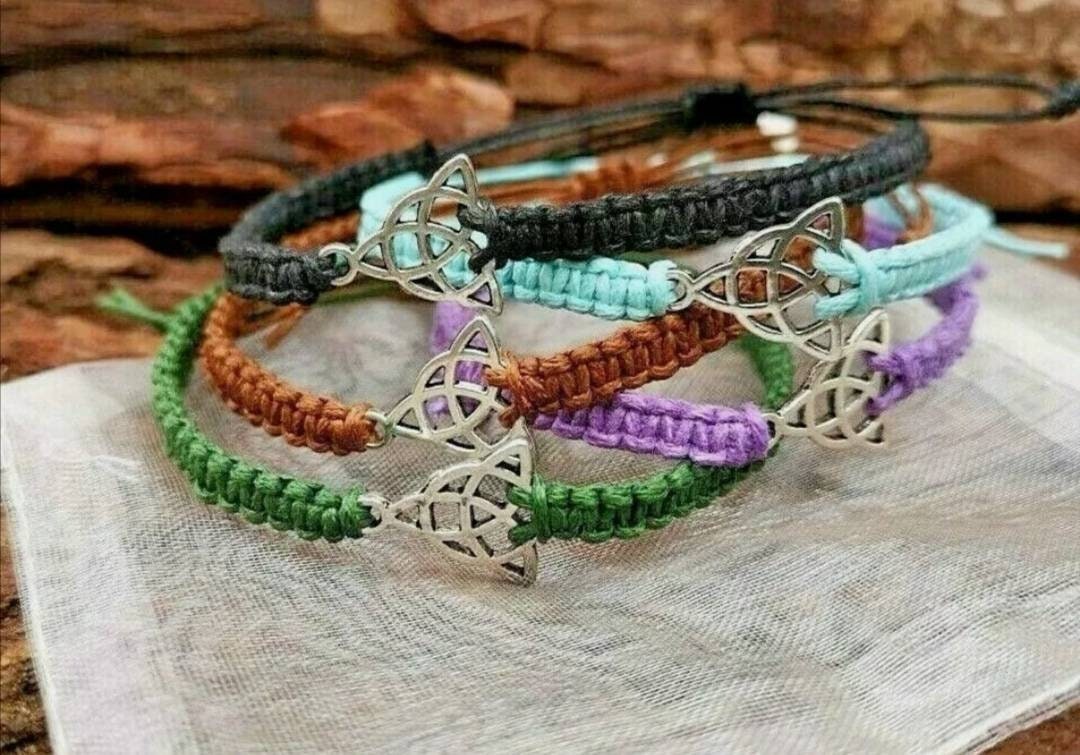 Macrame Celtic trinity knot bracelet