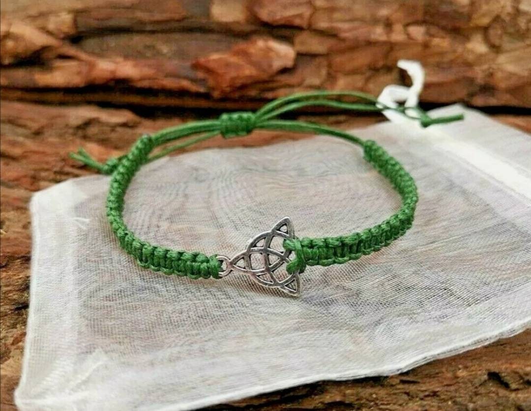 Macrame Celtic trinity knot bracelet