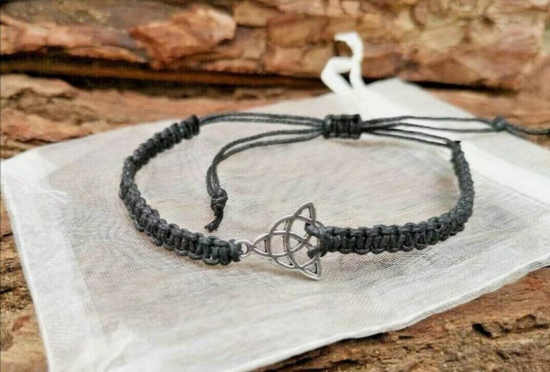 Macrame Celtic trinity knot bracelet